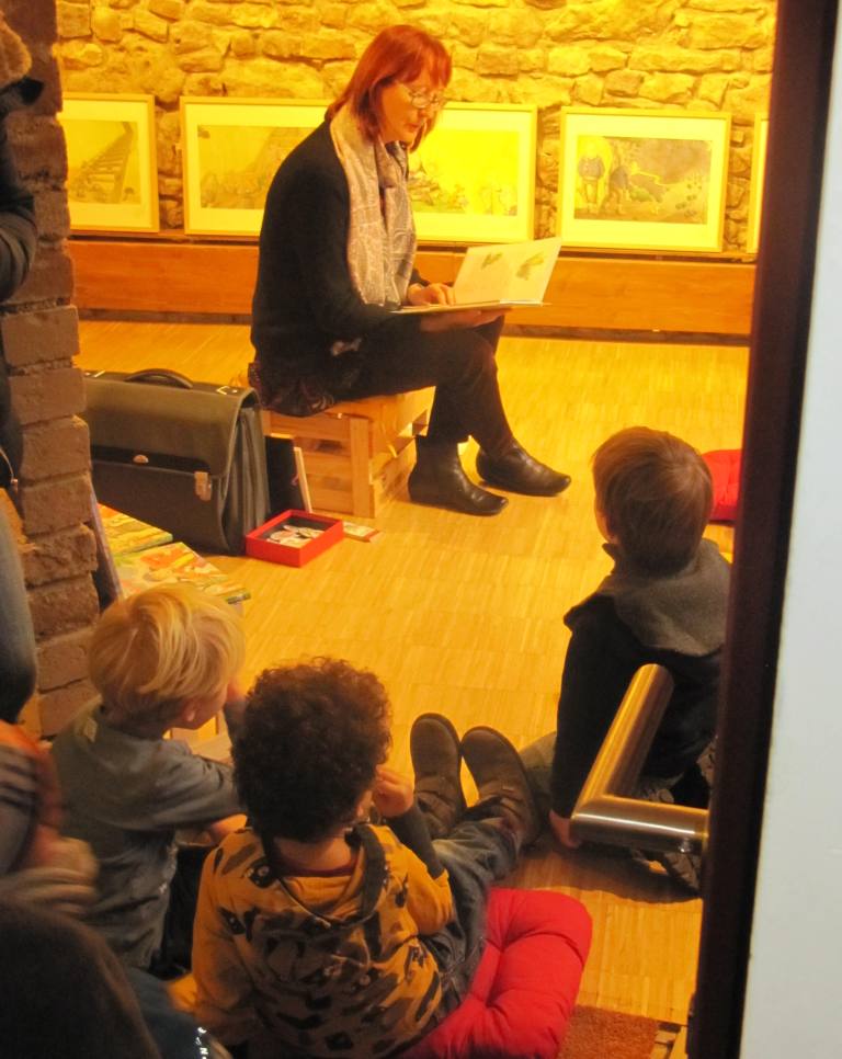 Im Hintergrund Illustrationen von Mele Brink.
