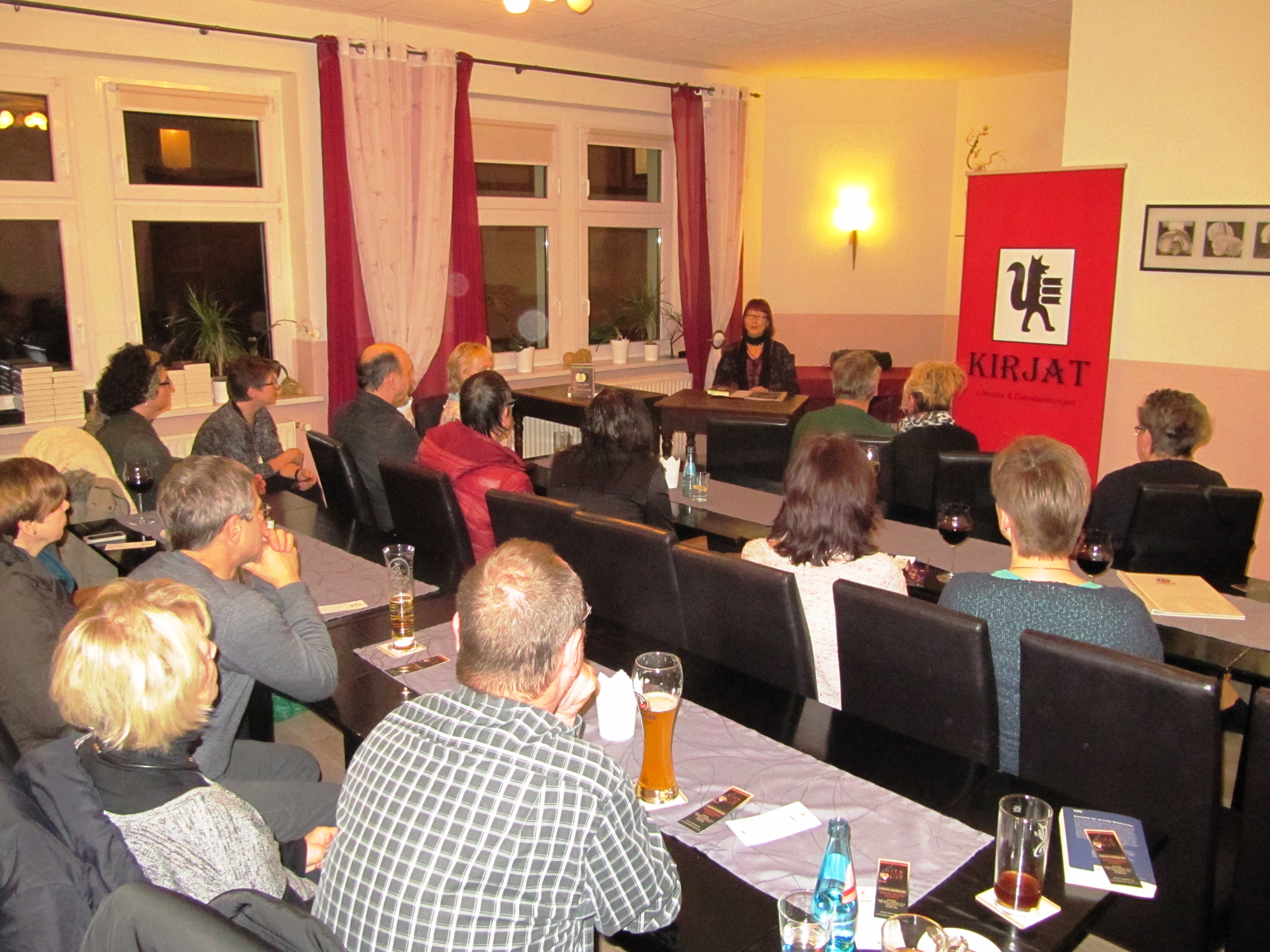 Beim Krimiabend lasen au&szlig;er mir noch Uschi Gassler und Regina Schleheck.