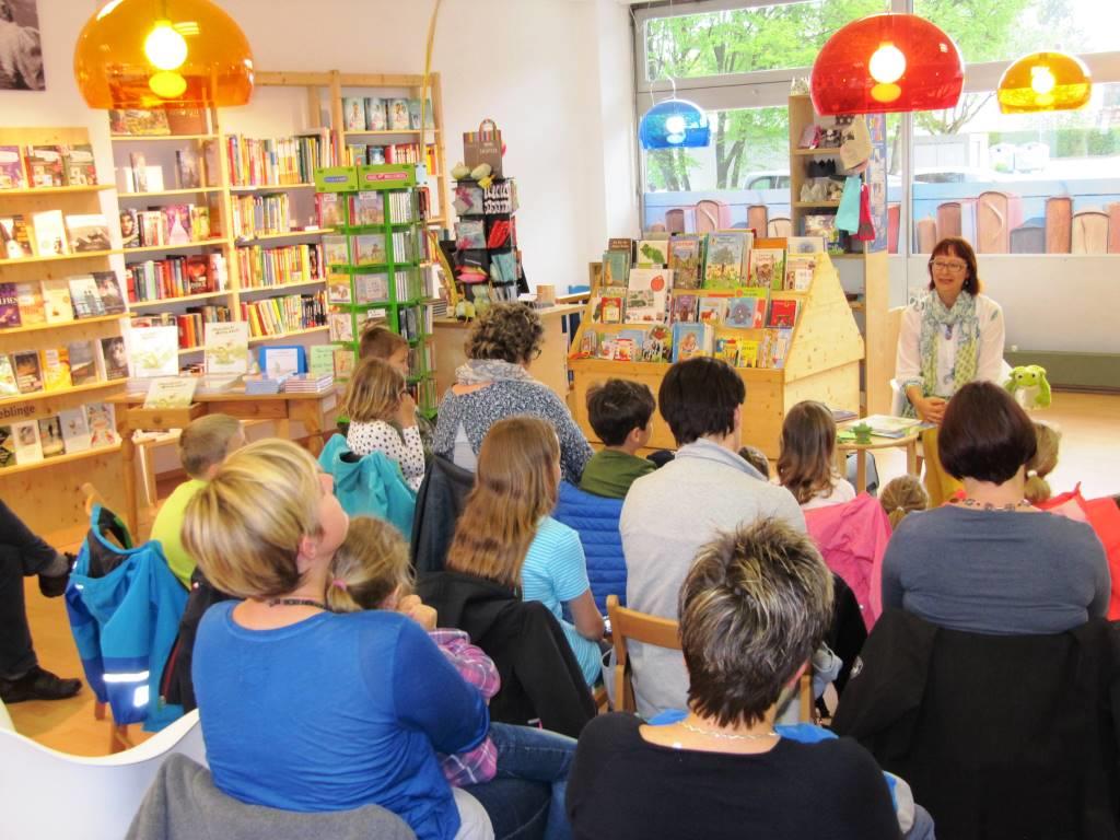 Lesen zwischen vielen sch&ouml;nen B&uuml;chern und interessierten Zuh&ouml;rern.