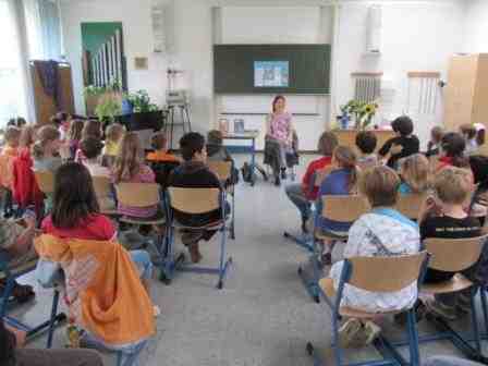 Die Sch&uuml;ler der Grundschule Linkenheim lauschen meiner Geschichte mucksm&auml;uschenstill.