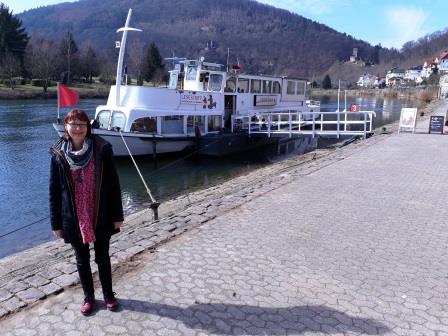 Das Leseschiff auf dem Neckar.