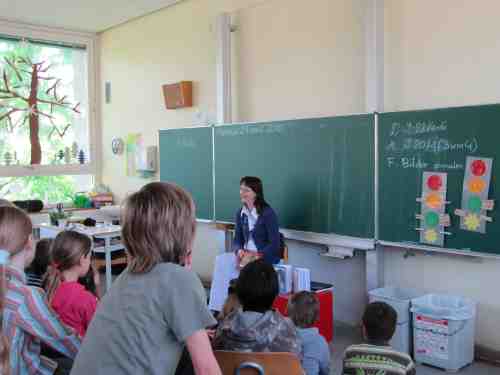 Interessiert h&ouml;ren die Sch&uuml;ler zu, wie ein Buch entsteht.