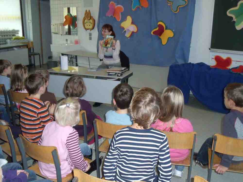 In der Tullaschule durfte ich vor einer Kulisse bunter Schmetterlinge lesen.