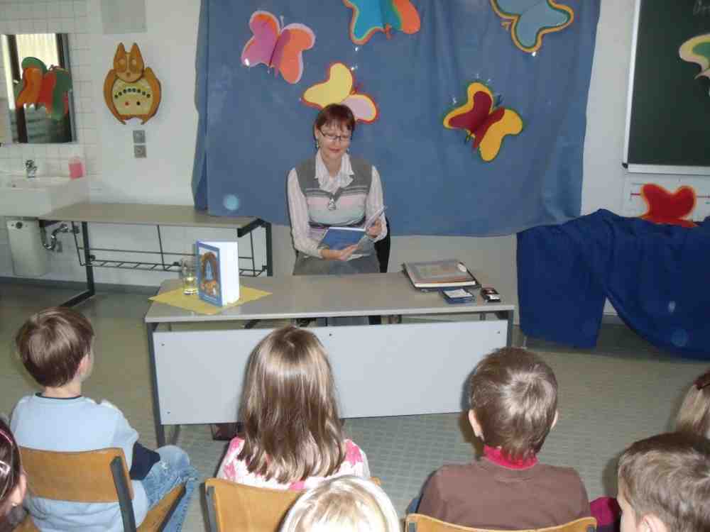 Die Sch&uuml;ler h&ouml;rten sehr artig zu und stellten viele Fragen.